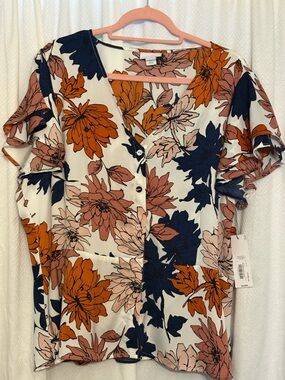 NWT Floral Button-Front V-Neck Top